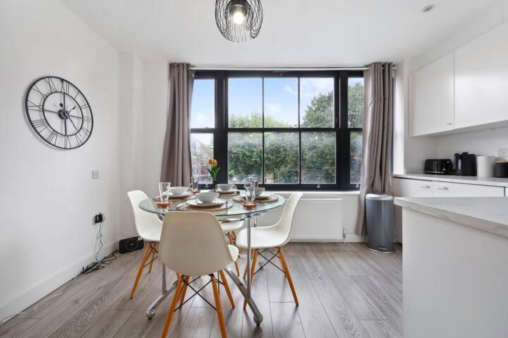 Appartement Stylish Large 3-bed Apartment, Quick Access To Sights, Free Parking Londen