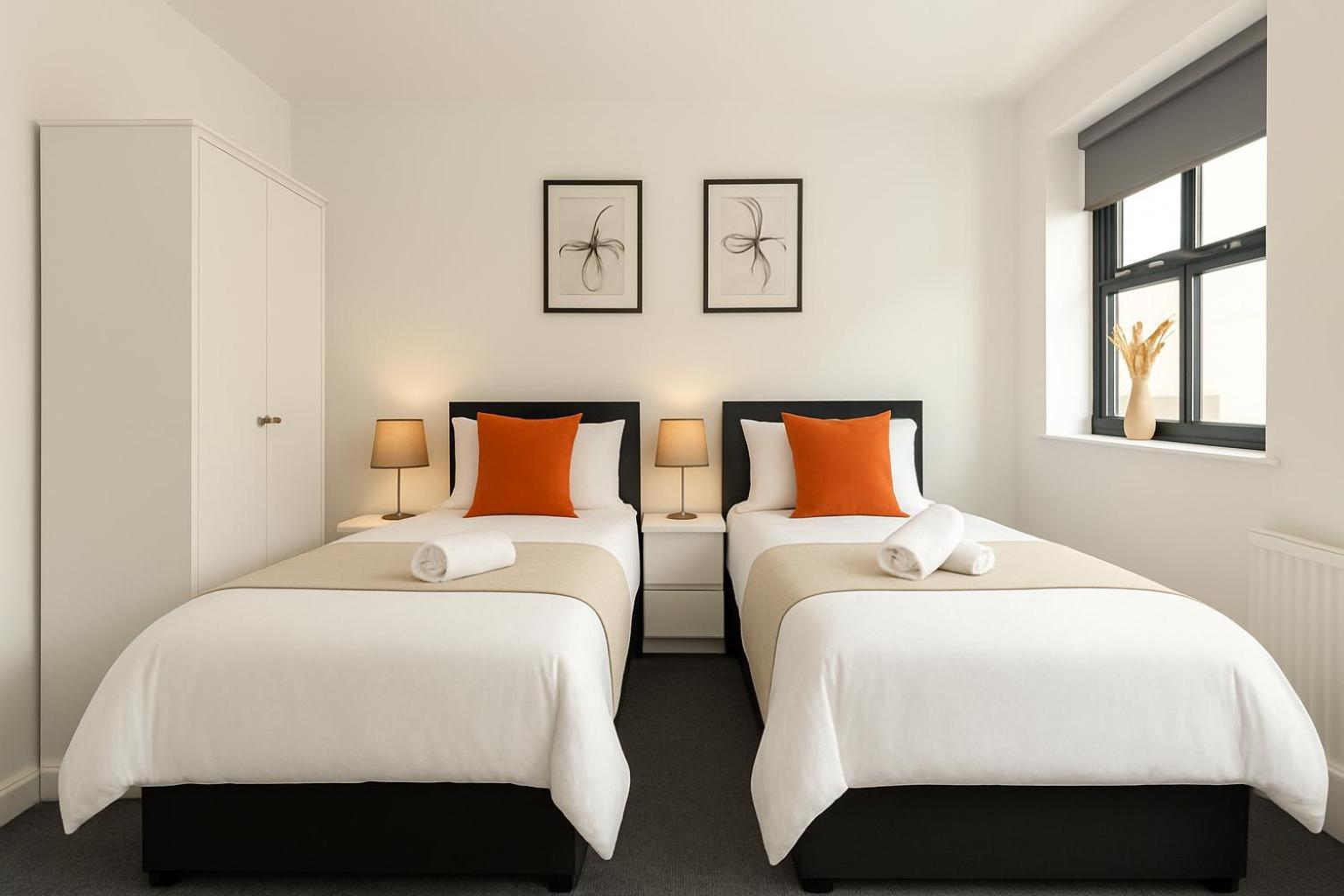 Stylish Large 3-bed Apartment, Quick Access To Sights, Free Parking